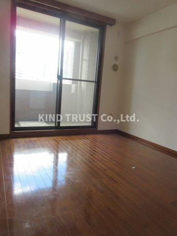 リーガル西天満Ⅱの居間・リビング|ゆったりとした居間です