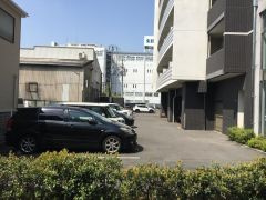 Art Pension高井田の駐車場