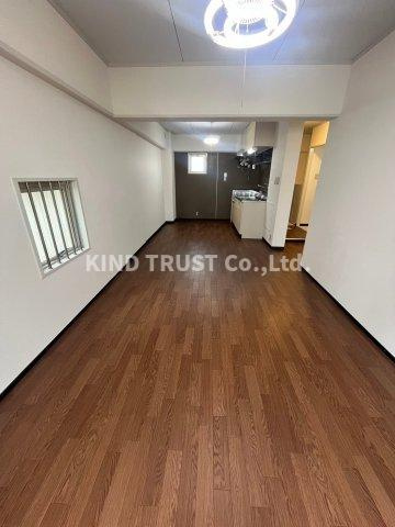 岡本ビルの内装|明るい室内です