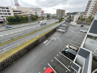 【駐車場】 | 車の出入りもしやすく運転が苦手な方もらくらく駐停車可能です！駐車所の空き状況は、最新情報をお問い合わせください