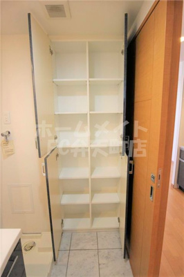 【設備】 | リーガル弁天町Ⅱ | 玄関にはシューズボックスがあります