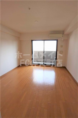 【居間・リビング】 | リーガル弁天町Ⅱ | こちらのリビングで趣味の時間をお楽しみください