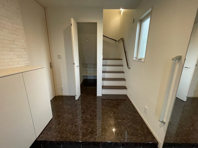 西舞子１丁目戸建の玄関