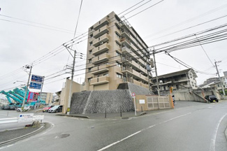 【外観】 | 徒歩圏内に買い物施設が充実しているので、毎日のお買い物が楽になりそうです♪ 近隣駐車場確保済みなので、車をお持ちの方でも安心です