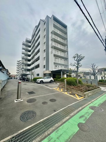 四条畷ロイヤルマンション　中古マンションの外観|リフォーム工事の進捗によっては、各種色味などをお選び頂けます♪