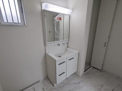 【独立洗面台】 | 大東市三箇１丁目新築戸建 | 洗面台の隣には収納スペースがございます。リネンや日用品の収納に便利！