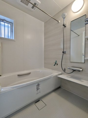 【浴室】 | 大東市三箇１丁目新築戸建 | シンプルで清潔感のある浴室です。浴室暖房・乾燥機つきでいつでも快適・清潔に使えます！