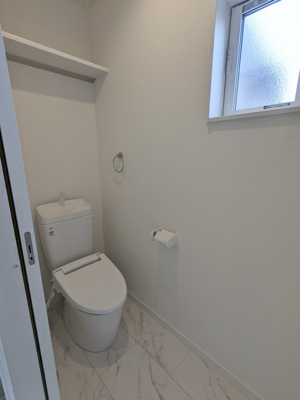 【トイレ】 | 大東市三箇１丁目新築戸建 | シンプルな2階のトイレです。