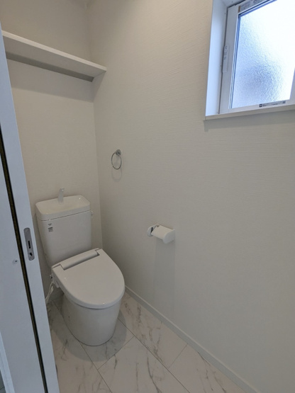 【トイレ】 | 大東市三箇１丁目新築戸建 | シンプルな2階のトイレです。