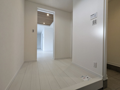 【玄関】 | 大東市三箇１丁目新築戸建 | 玄関からは、LDKと1階のトイレへ行くことができます。