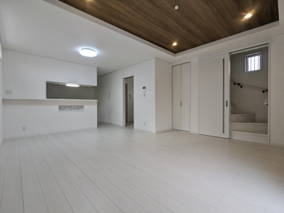 【居間・リビング】 | 大東市三箇１丁目新築戸建 | LDK（約19.15帖）：折り上げ天井で開放感のあるLDK！約19帖あり広々使えます。