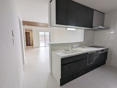 【キッチン】 | 大東市三箇１丁目新築戸建 | モノトーンのシンプルなシステムキッチンです。