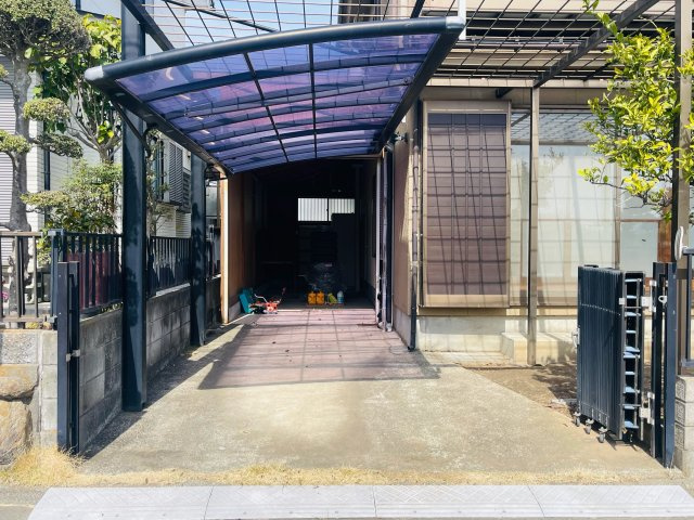 八王子市川口町　家庭菜園農地付き中古戸建の駐車場|カーポート付！２台駐車可能(車種による)