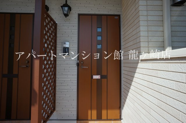 エムズ　サニーガーデンⅩⅥの玄関