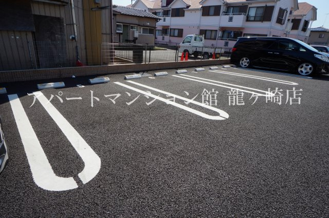 エムズ　サニーガーデンⅩⅥの駐車場