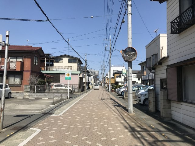 鴻巣市本町８丁目の売地の前面道路含む現地写真