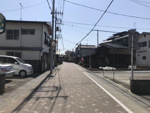 鴻巣市本町８丁目の売地の前面道路含む現地写真