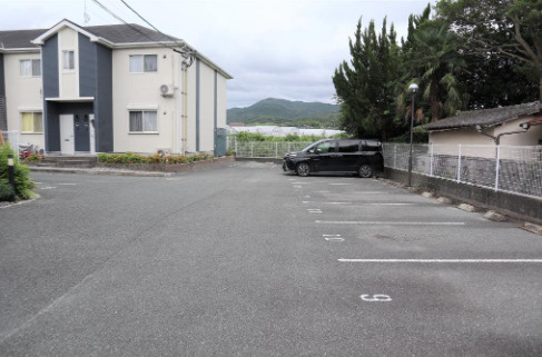 グランドアマレーⅥ番館の駐車場