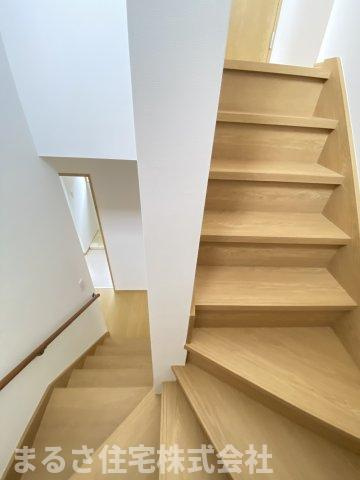 田吉　新築住宅の内装|緩やかな階段で手すり付きなので安心です。