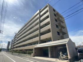 【外観】 | 【上質リノベ】ロイヤルシャトー井口 | 【耐震性】
耐震性の高さを判断するポイントは、
建築確認申請日が1981年6月1日以降の
新耐震基準に適合しているかどうか。
震度６程度の大地震でも
建物が崩壊しないレベルが基準になりました。