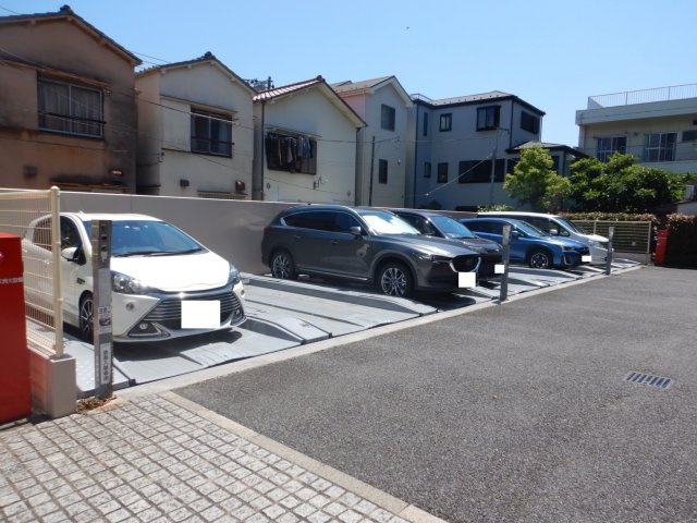 ノーブル猿江恩賜公園イーストの駐車場
