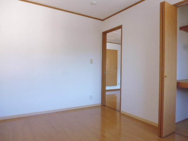 岡山市南区彦崎のアパートの洋室