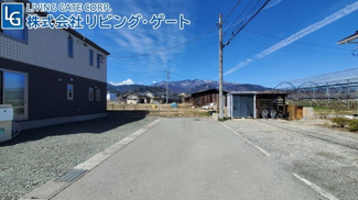 【前面道路含む現地写真】 | 南アルプス市在家塚 Ｈ24年セキスイハイム施工 オール電化中古 | 前面道路は約5ｍ　車庫入れも楽々です。