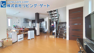 【居間・リビング】 | 南アルプス市在家塚 Ｈ24年セキスイハイム施工 オール電化中古 | 25.4帖の広々リビング　デザイン階段がとてもお洒落なリビング