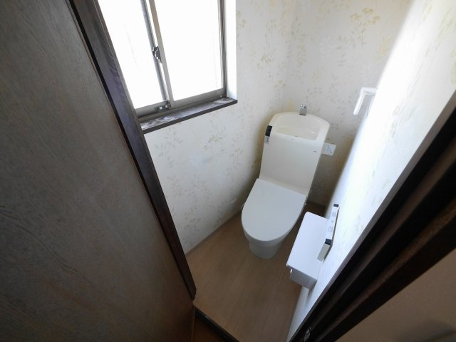 禅昌寺ガレージ・倉庫付戸建のトイレ