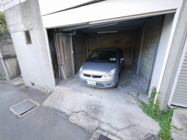 禅昌寺ガレージ・倉庫付戸建の駐車場