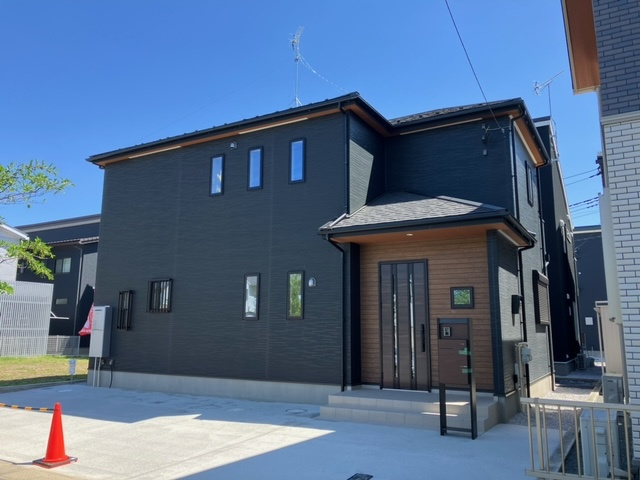 前橋六供町分譲住宅の外観|＜外観＞黒を基調としたシックな高級感のある外観です。駐車場も２台から３台分あります。