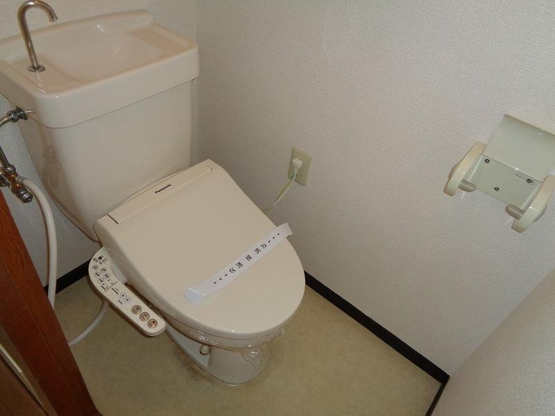 インペリアル西本Ⅱのトイレ|落ち着いた色調のトイレです