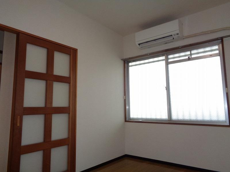 インペリアル西本Ⅱの洋室|明るい洋室です