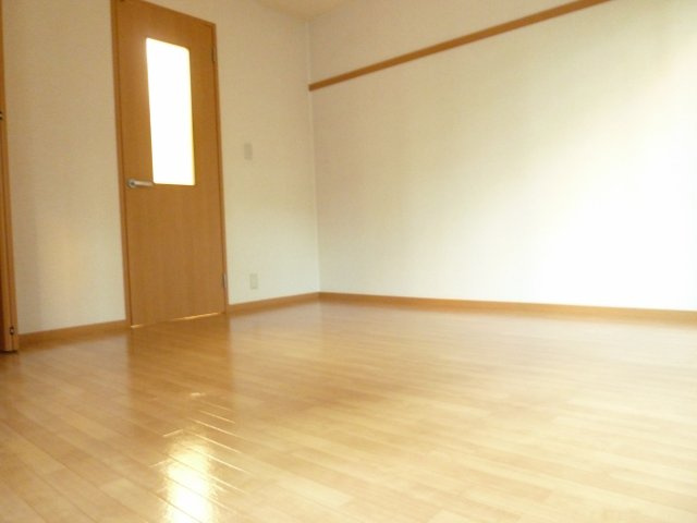 キャトルセゾンの寝室|洋室８帖の広い間取りです