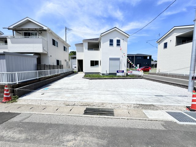 新築　高崎市岩鼻町第3　Livele Garden.S　1号棟の駐車場|現地写真　 駐車スペース広々！建物南側に並列で３台置けます♪					

