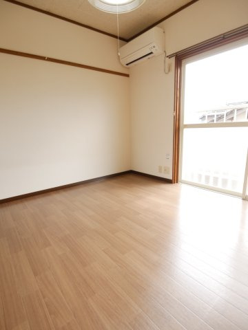 LUNA FIOREの洋室|2022年に張り替えたばかりのフローリングのお部屋で新生活はいかがですか？