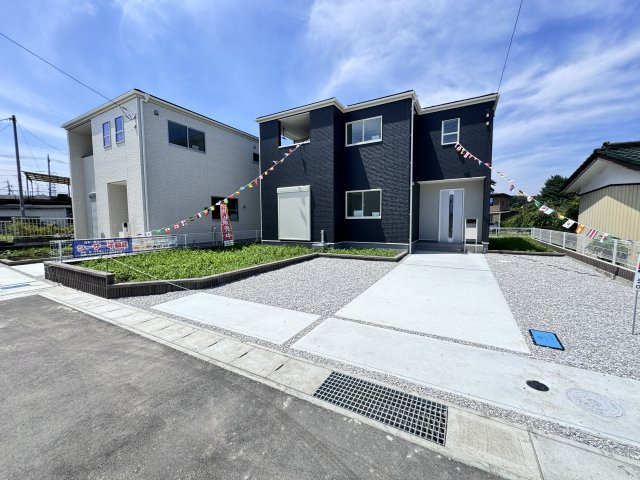 新築　高崎市岩鼻町第3　Livele Garden.S　3号棟の駐車場|現地写真　 駐車スペース広々！並列3台置けます♪					
