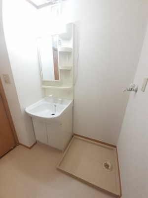 【洗面所】 | シルクビレッジ・カナダ | 明るい洗面所です