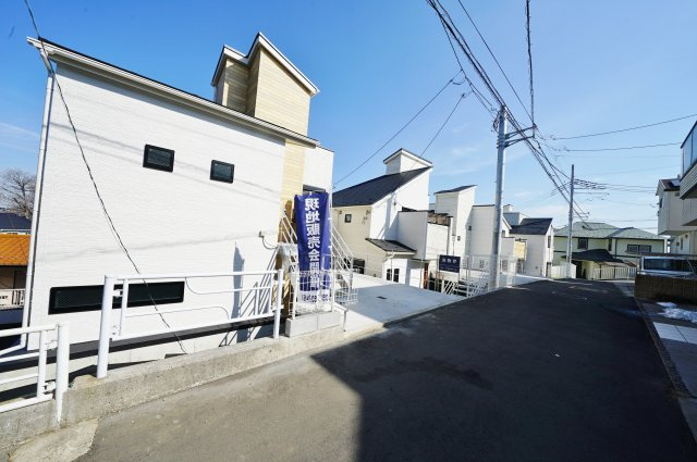【横浜市保土ヶ谷区桜ヶ丘1丁目45全20棟新築戸建て3号棟】★仲介手数料無料★（桜台小学校・岩崎中学校）の前面道路含む現地写真