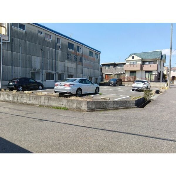永井店舗事務所の駐車場
