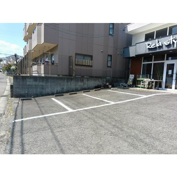 永井店舗事務所の駐車場