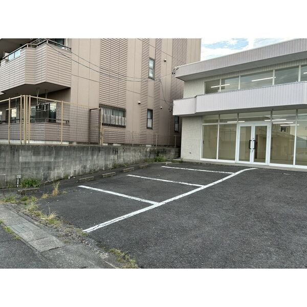 永井店舗事務所の駐車場