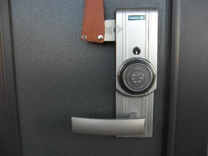 ルミエール東光台 Ｂの玄関|カードキー式玄関錠(シャーロック)