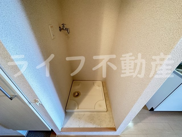 エクレール上小阪の洗面所|明るい洗面所です