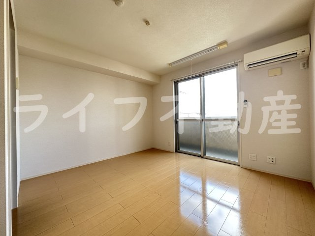 エクレール上小阪の居間・リビング|こちらのリビングで趣味の時間をお楽しみください