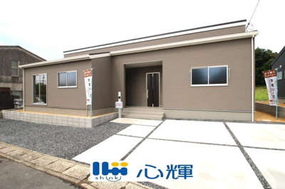 【外観】 | リーブルガーデン山陽小野田市大字有帆第二（1号棟） | 整備された道路に面する現地は、コミュニティー以外の方々の出入りも少なく、お車の出し入れも楽々です。