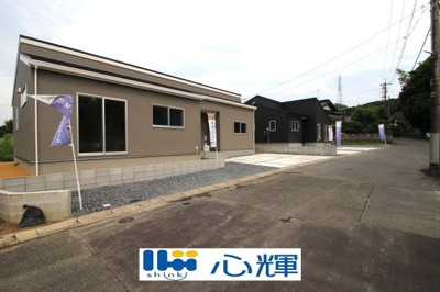 【前面道路含む現地写真】 | リーブルガーデン山陽小野田市大字有帆第二（1号棟） | 明るい日差しが差し込む現地。車もゆったり駐めることが出来ます。ぜひ現地をご覧下さい。
