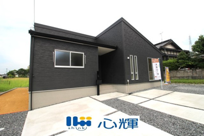 【外観】 | リーブルガーデン山陽小野田市大字有帆 第二（2号棟） | 家の顔となる玄関は洋風なデザイン。スッキリとした広さを確保し、沢山のゲストを迎えても安心です。