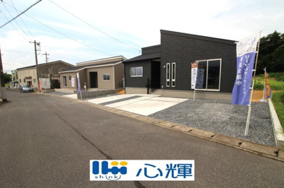 【前面道路含む現地写真】 | リーブルガーデン山陽小野田市大字有帆 第二（2号棟） | 明るい日差しが差し込む現地。車もゆったり駐めることが出来ます。ぜひ現地をご覧下さい。
