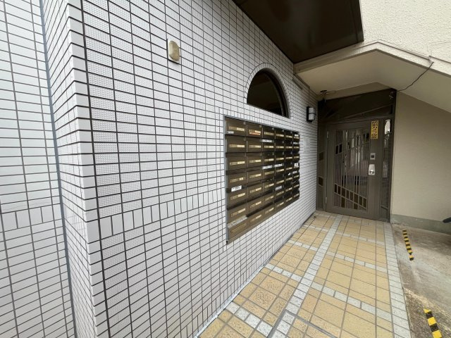 ◆駅近＆オートロック付きのマンション◆東・西２面バルコニーで眺望良好◆ユニハイム四条大宮のエントランス|集合ポスト